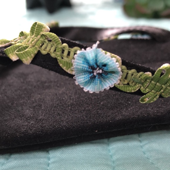 ❤️🍀🍀SUEDE FLOWER FLIP FLOPS❤️🍀🍀 - Picture 9 of 10